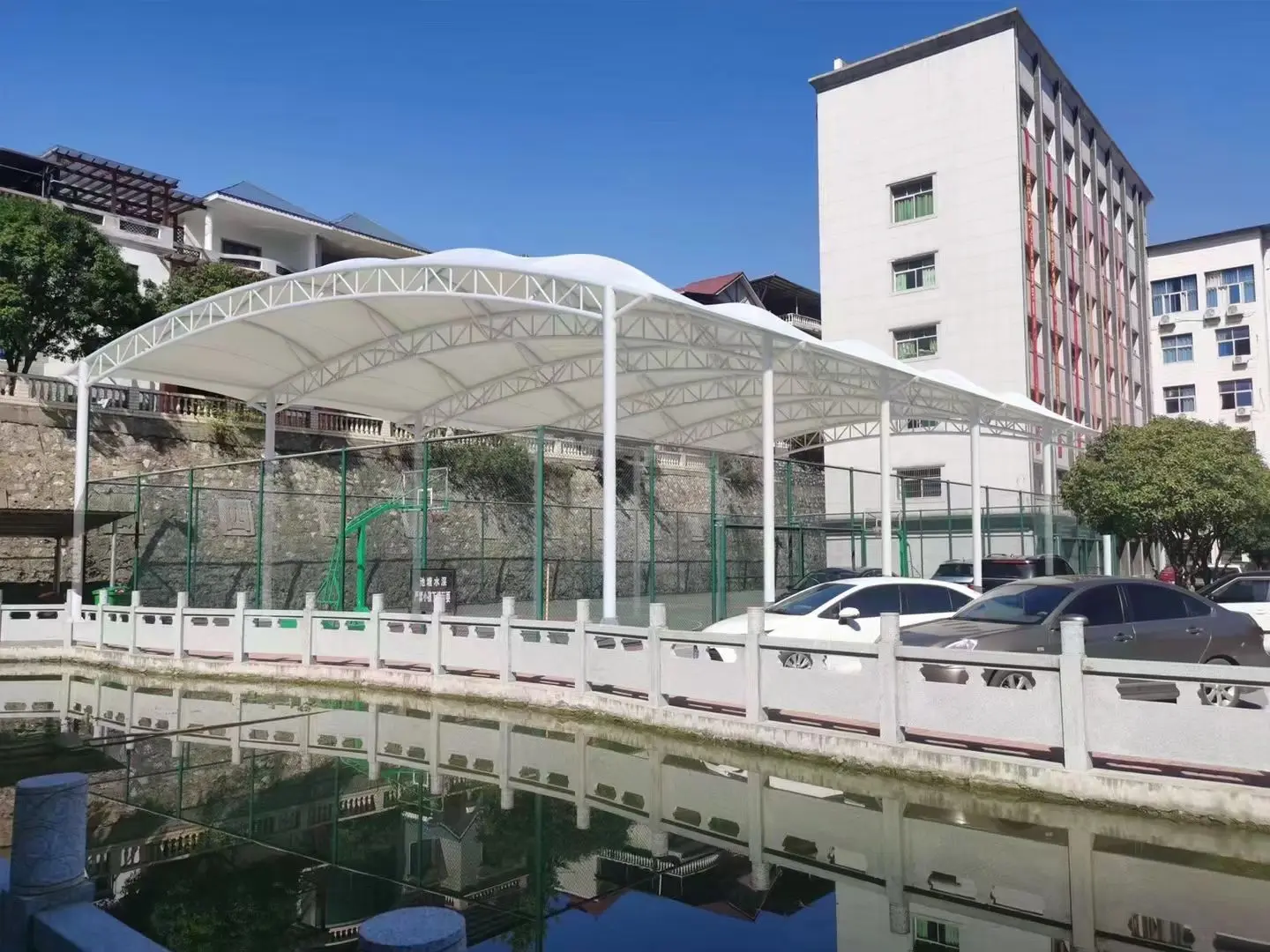 贵州镇宁园区停车棚总在漏水生锈?源头膜结构厂家:按本地气候选材,避开三大坑